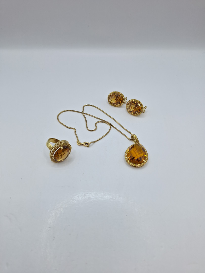 Vari oggetti in oro pietre