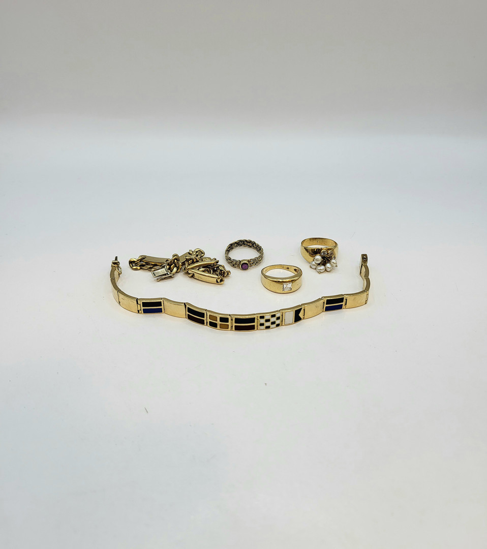 Vari oggetti oro diamante pietre