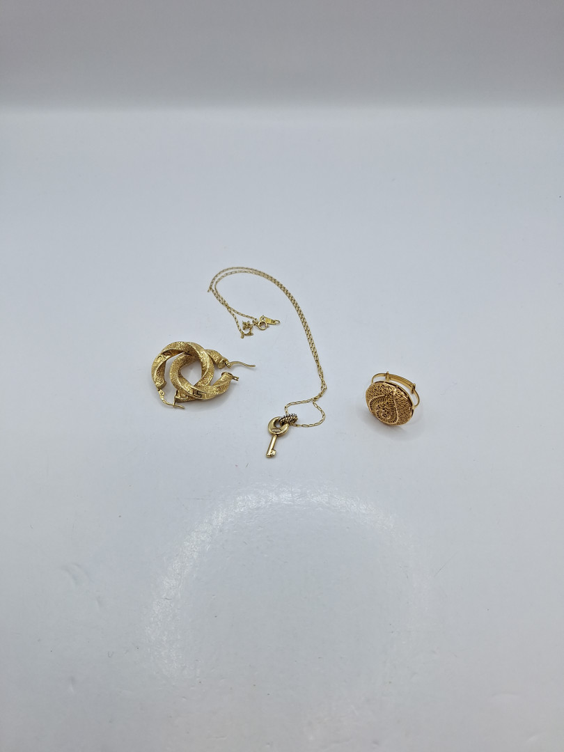 Vari oggetti in oro
