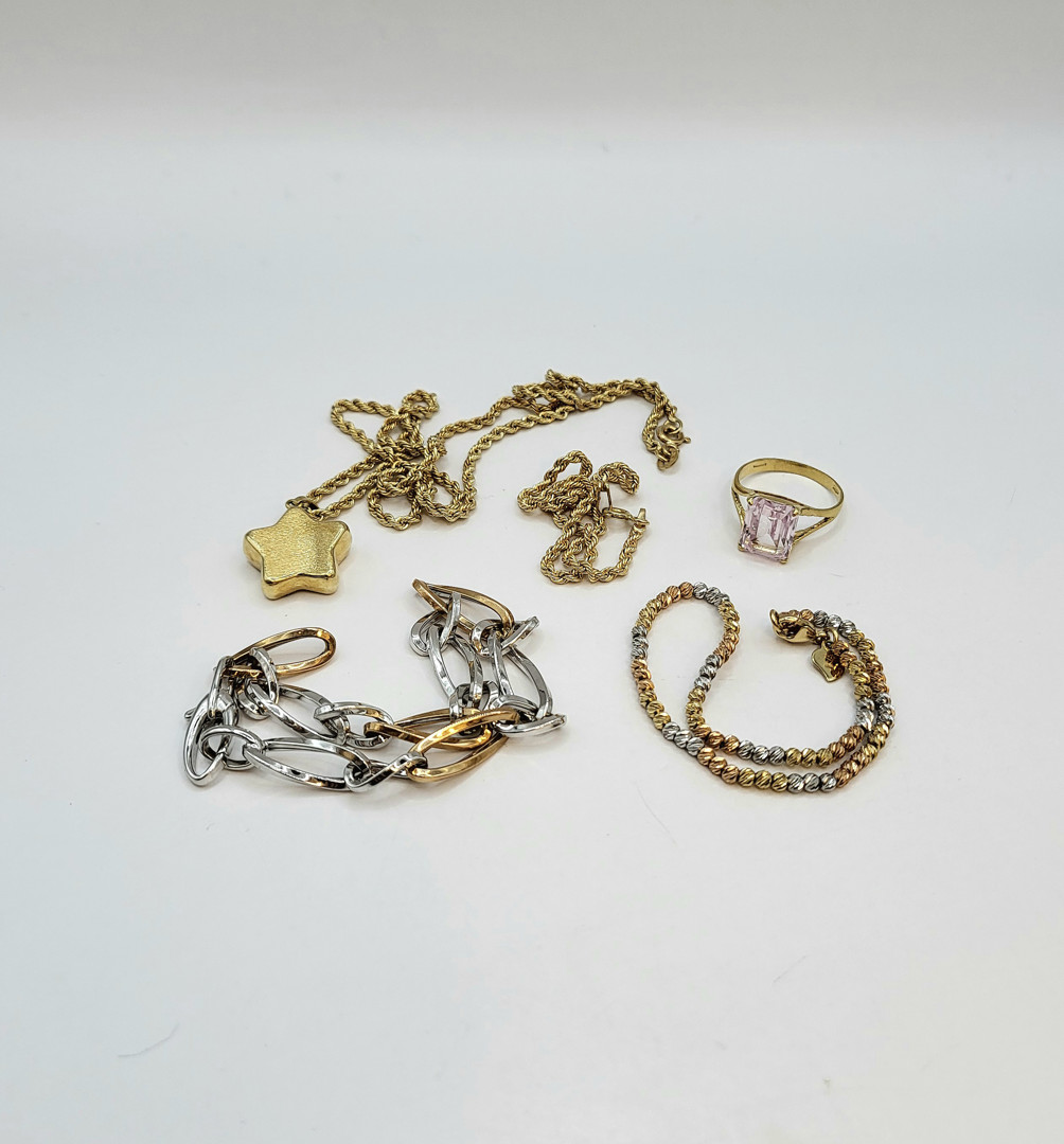 Vari oggetti oro pietra