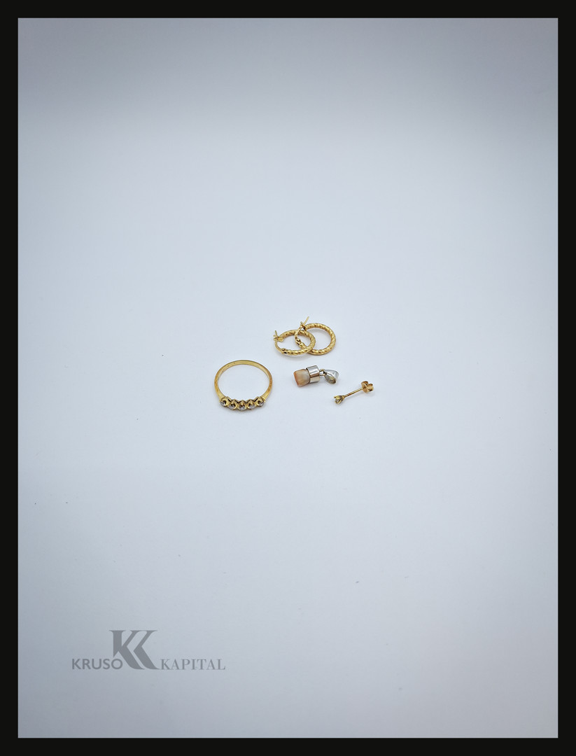 Vari oggetti oro diamanti pietre