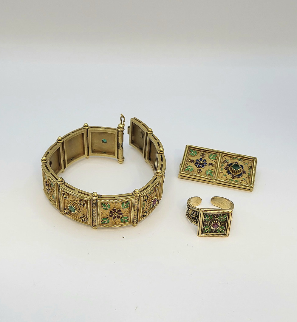 Bracciale anello e spilla oro pietre