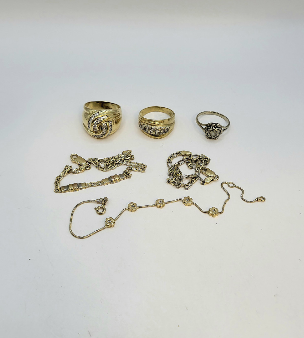 Vari oggetti oro pietre