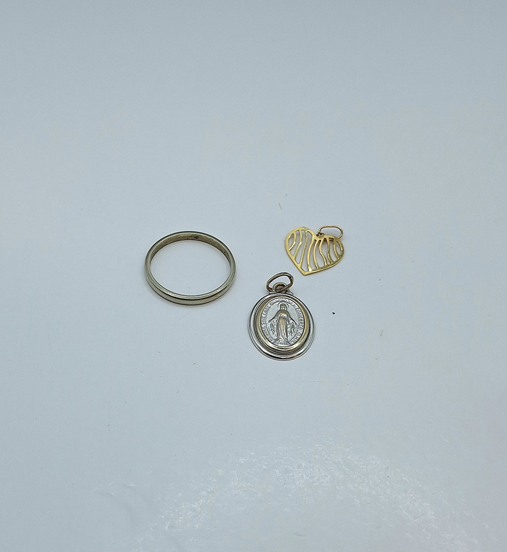 Anello e un paio di ciondoli oro