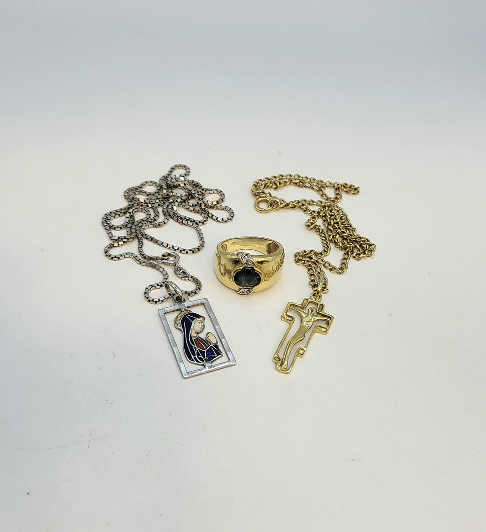 Due collane due ciondoli e anello oro pietra diamantini