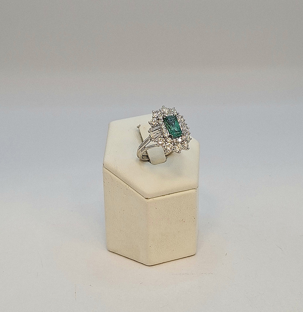 Anello oro pietra diamanti