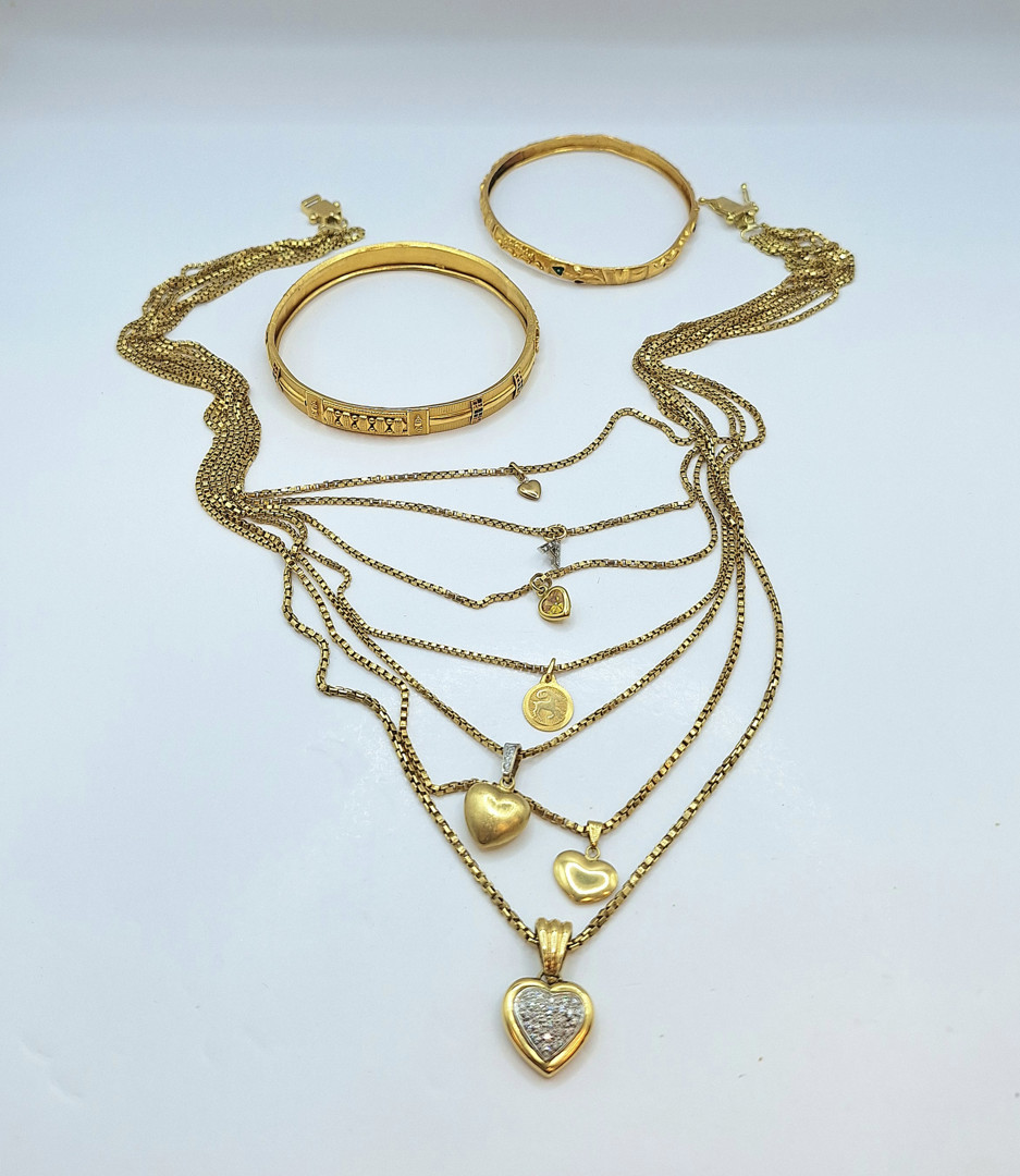 Collana e un paio di bracciali oro diamanti pietre smalti