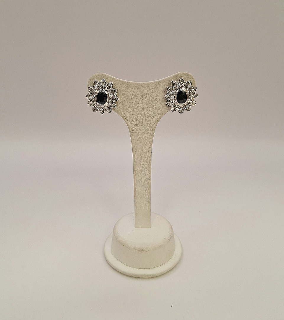 Un paio orecchini oro diamanti pietre 