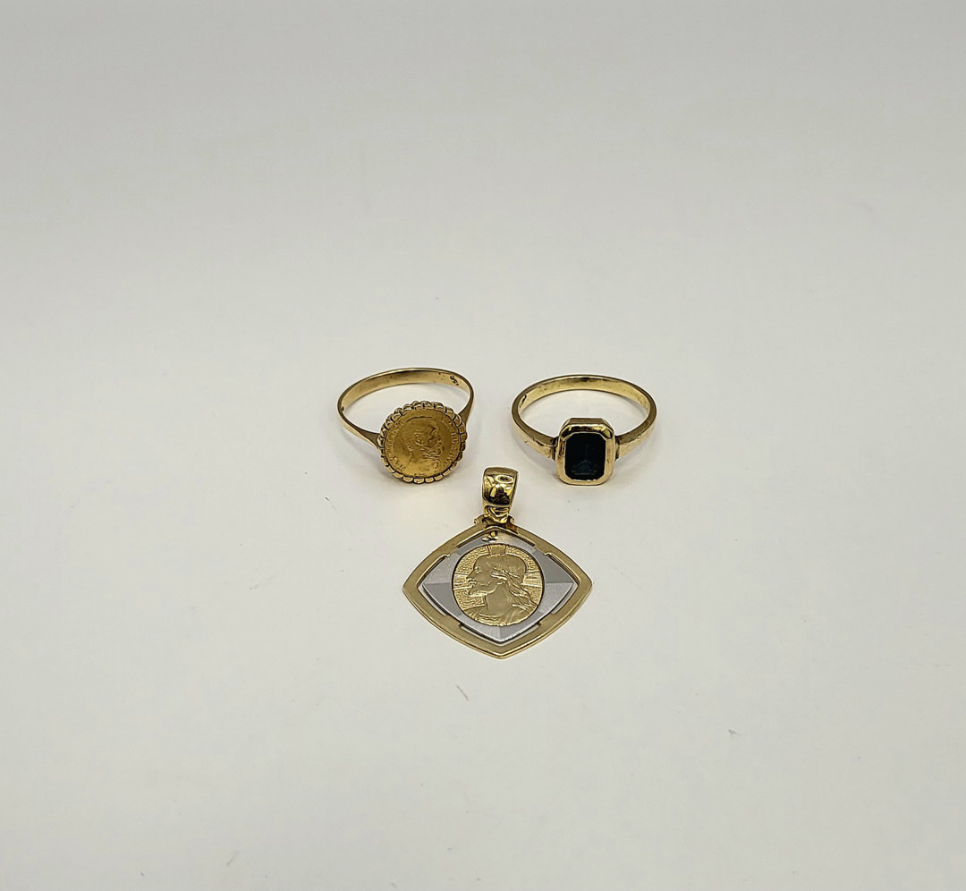 Due anelli e ciondolo oro pietra