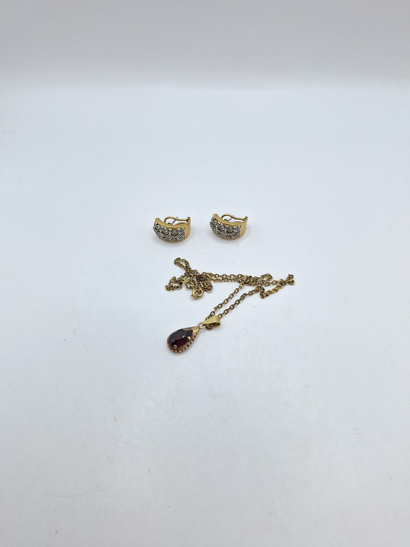 Vari oggetti oro pietre