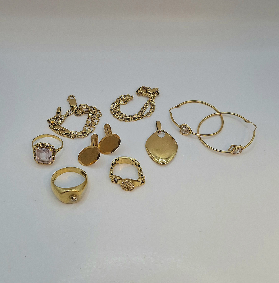 Vari oggetti oro pietre