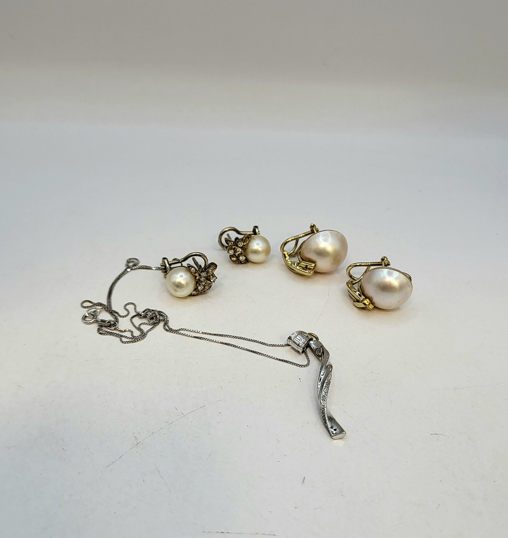 Vari oggetti oro pietre diamantini perle