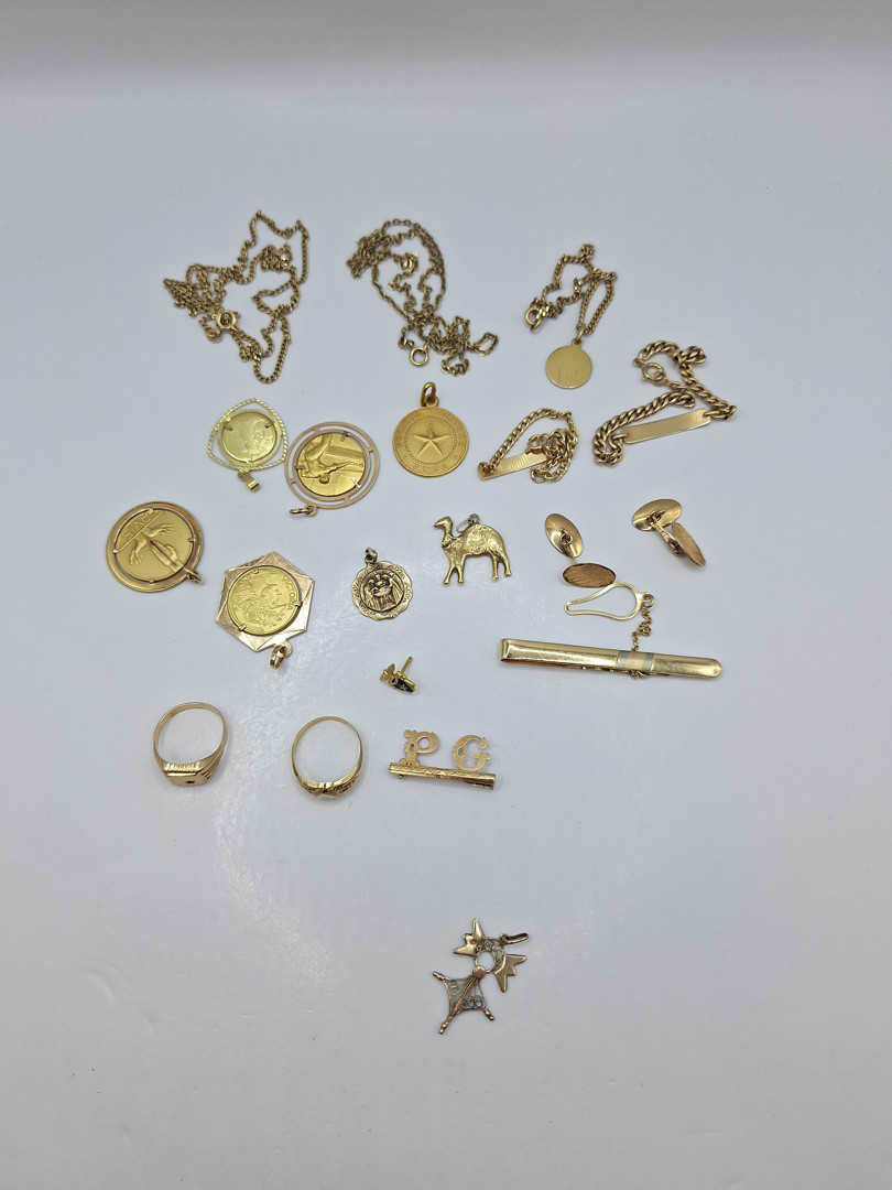 Vari oggetti in oro smalti pietre