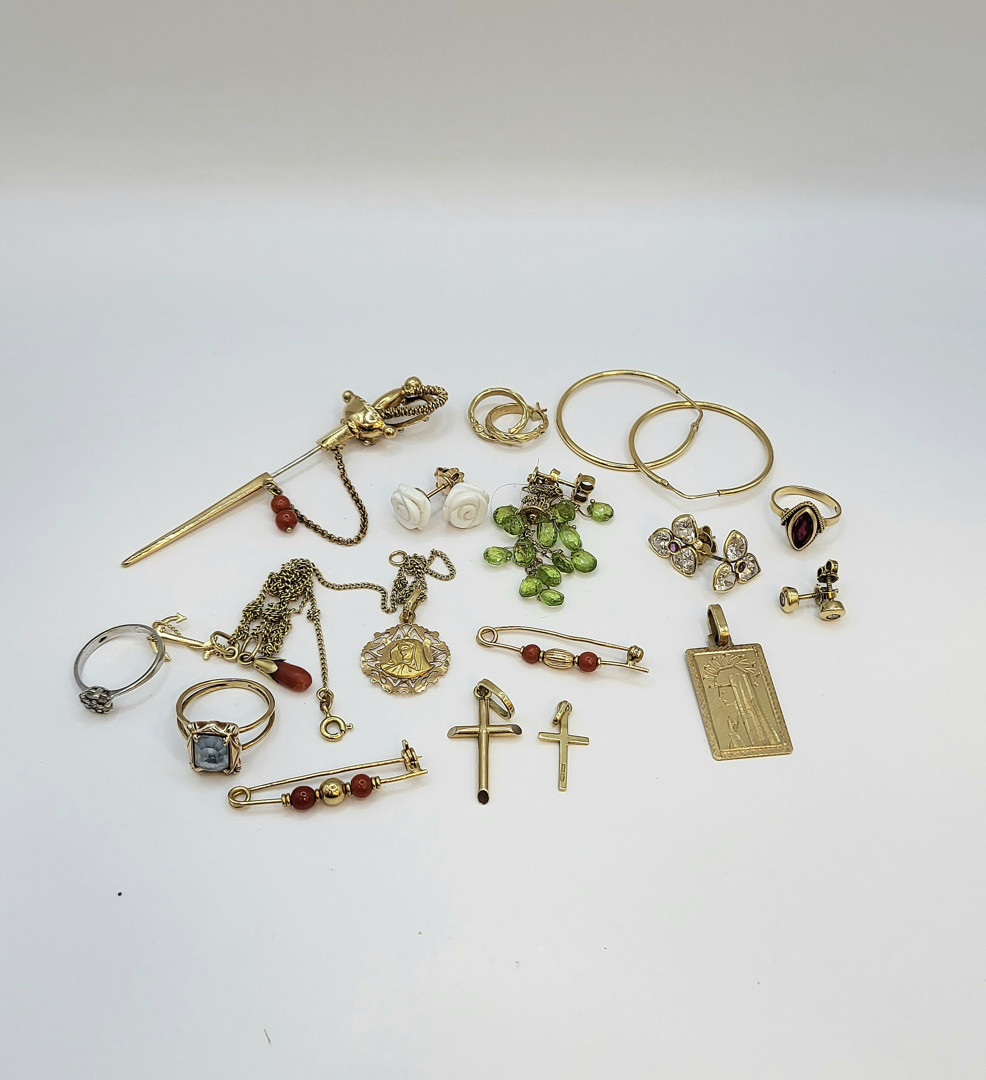 Vari oggetti oro pietre