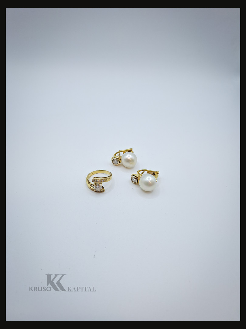 Un paio orecchini e anello oro diamanti perle 