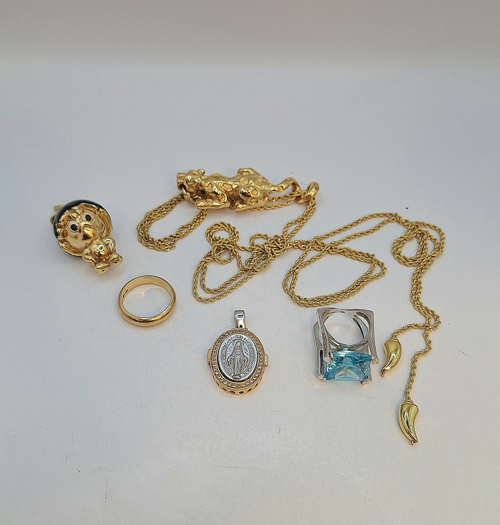 Vari oggetti oro pietre smalto
