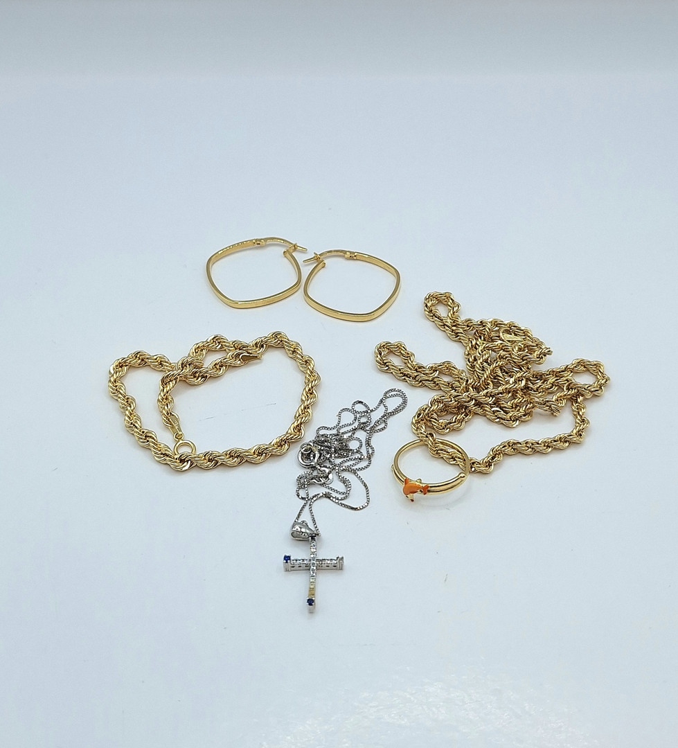 Vari oggetti in oro pietre smalto