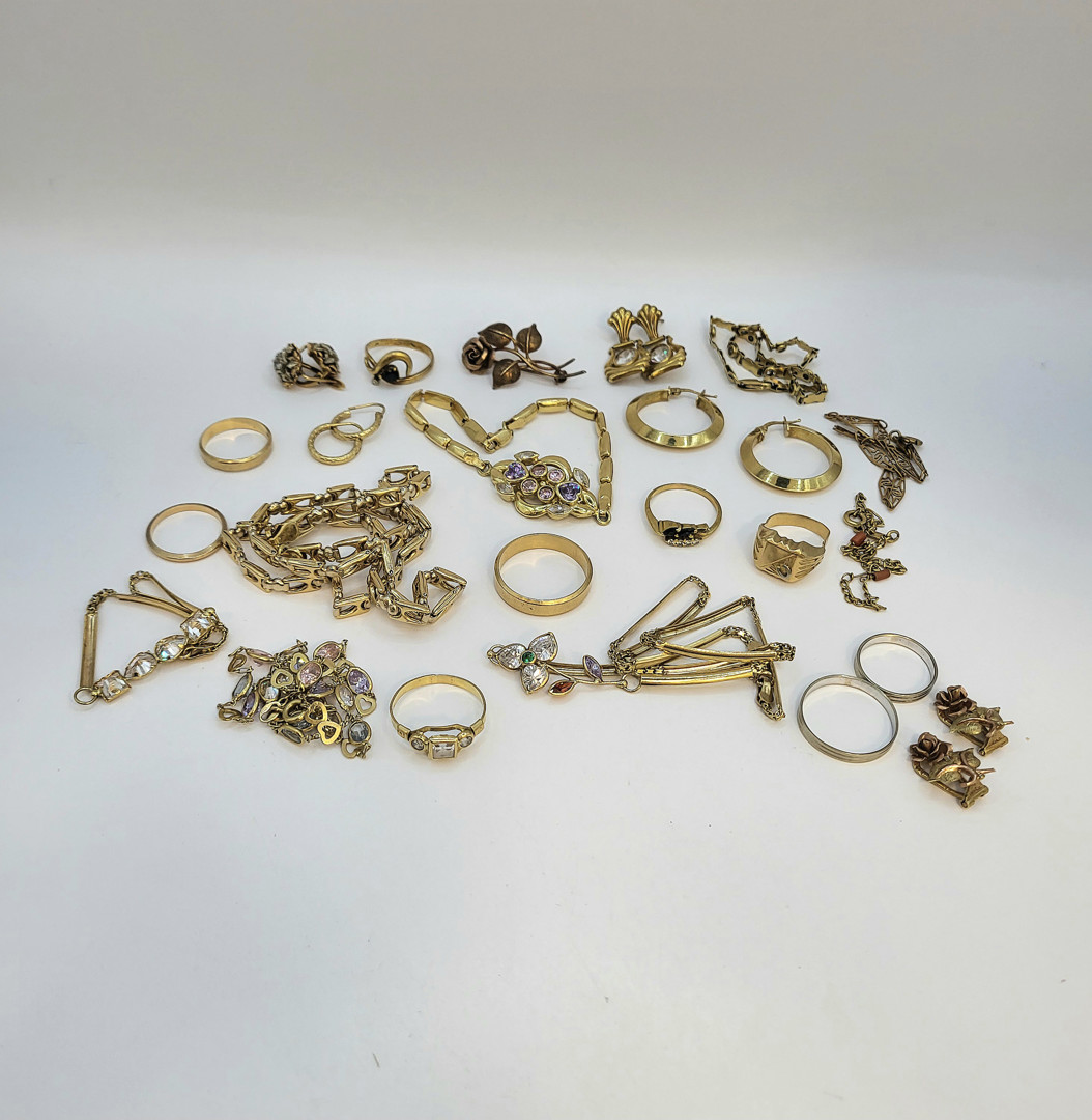 Vari oggetti oro pietre 