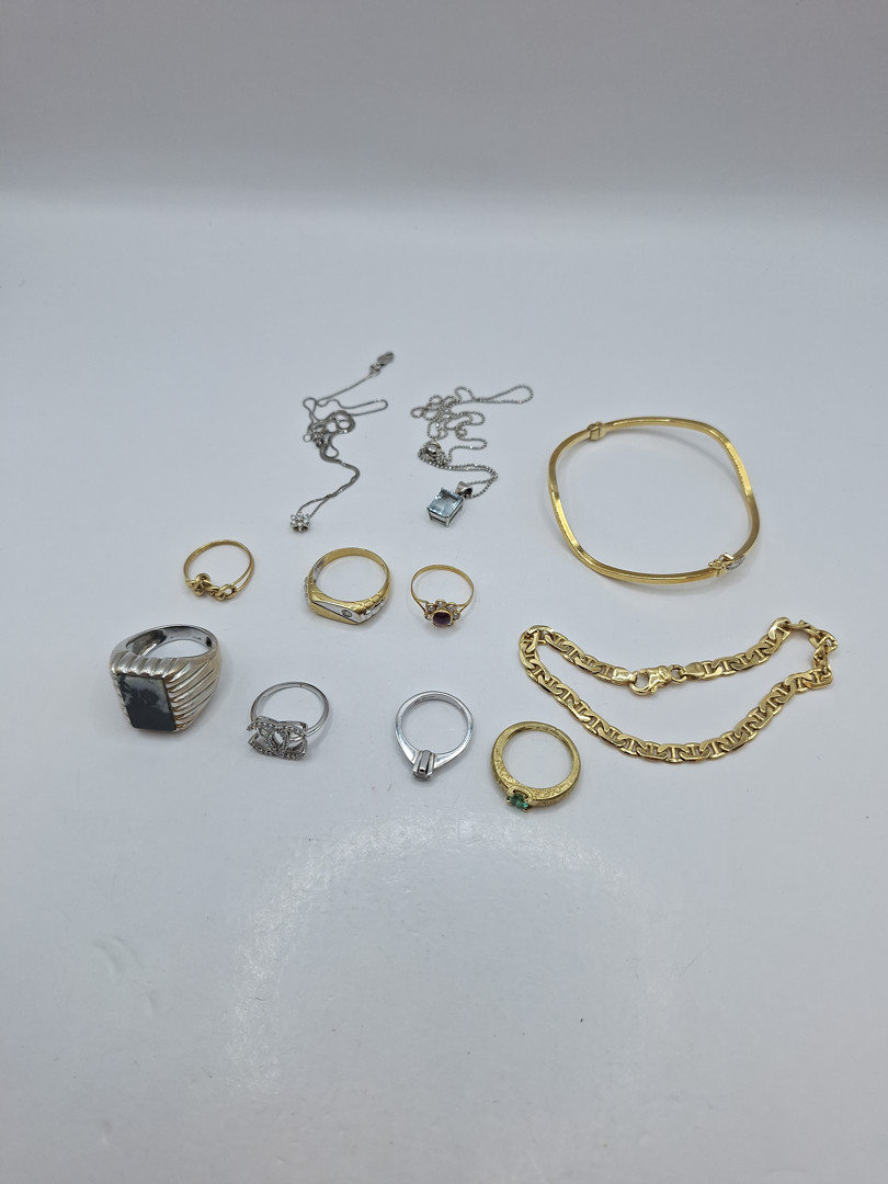Vari oggetti in oro diamanti pietre