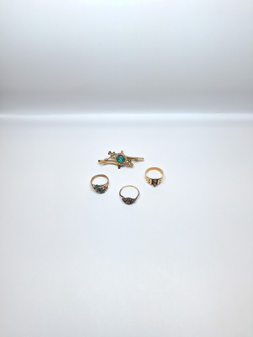 Spilla e tre anelli in oro diamanti pietre 