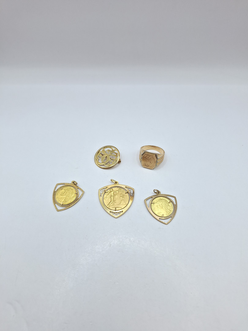 Spilla anello e tre ciondoli in oro 