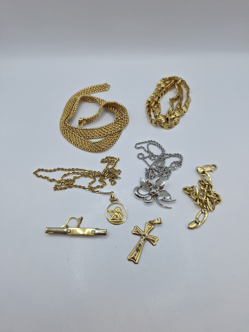 Vari oggetti in oro pietre