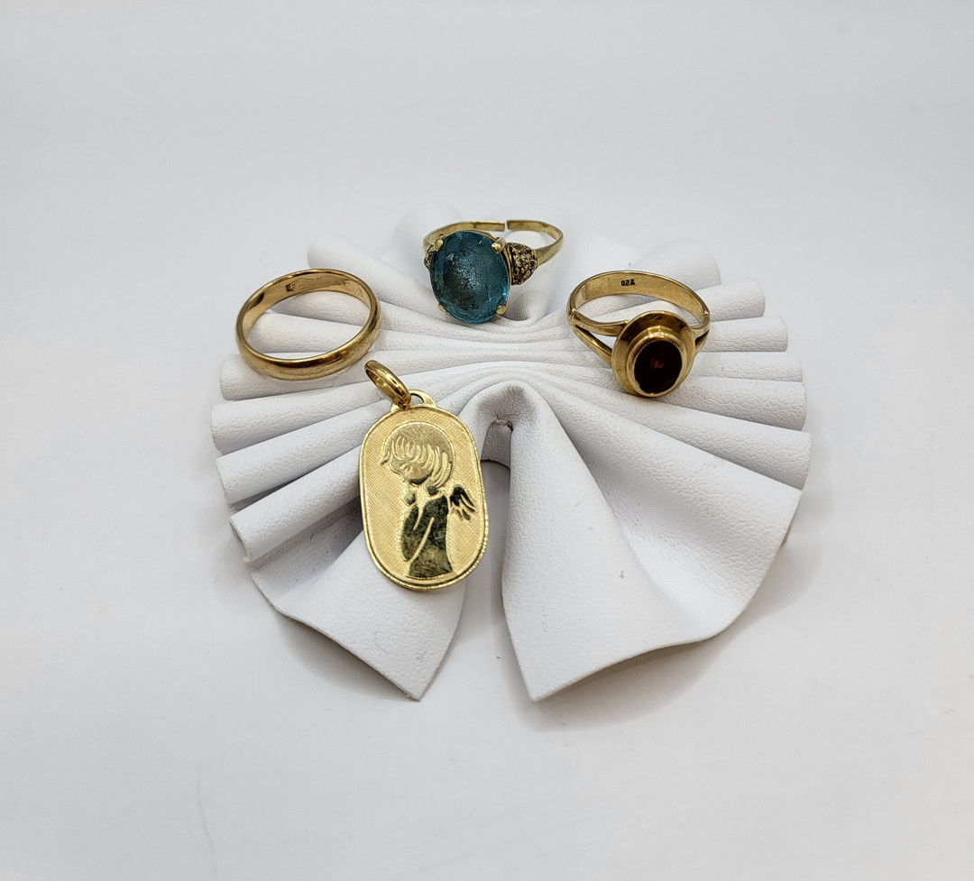 Tre anelli e ciondolo oro pietre