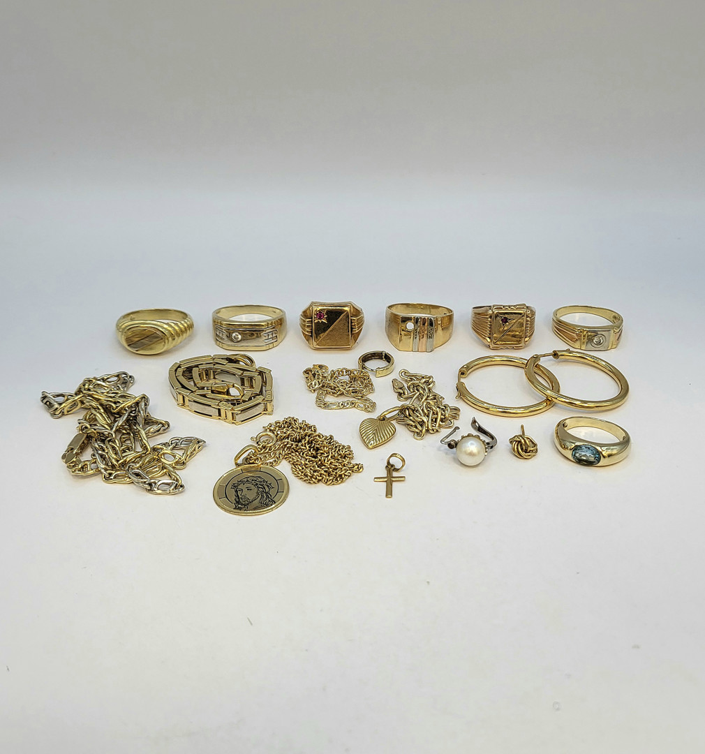 Vari oggetti oro pietre perla 