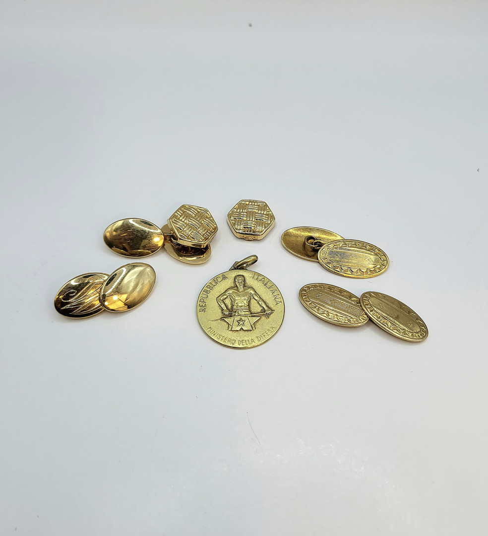 Sei gemelli e ciondolo oro