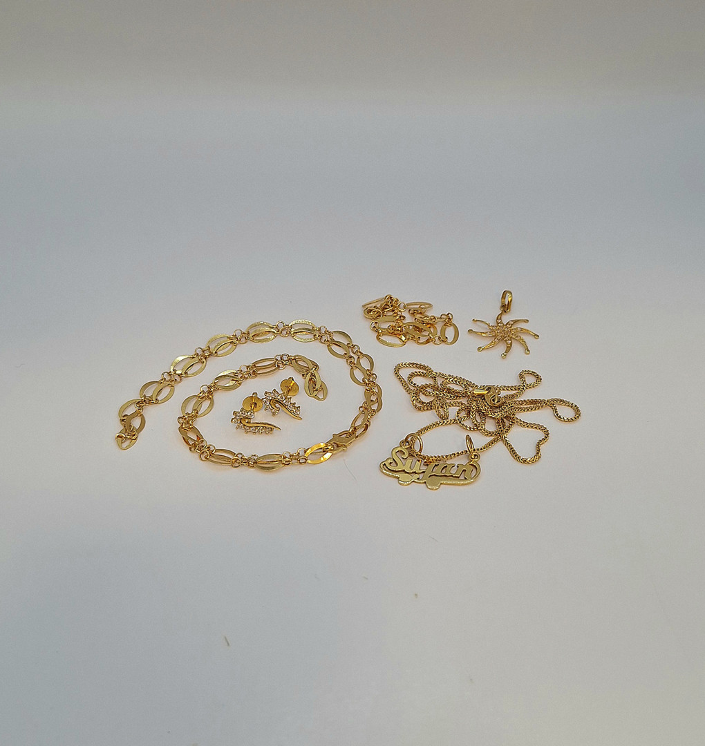 Vari oggetti oro pietre