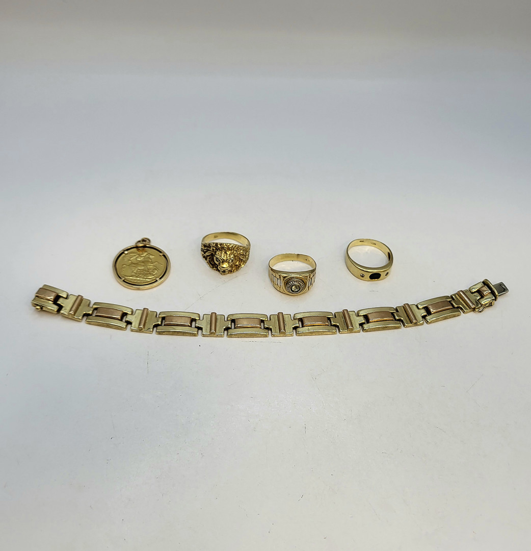 Vari oggetti oro pietre