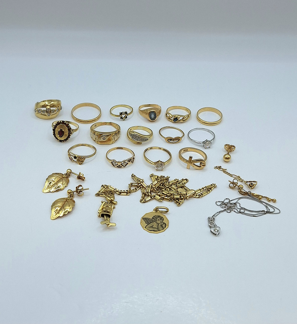 Vari oggetti in oro diamante pietre