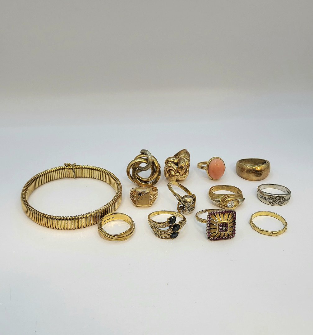 Vari oggetti in oro pietre diamantini