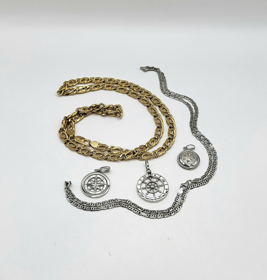 Due collane e tre ciondoli oro