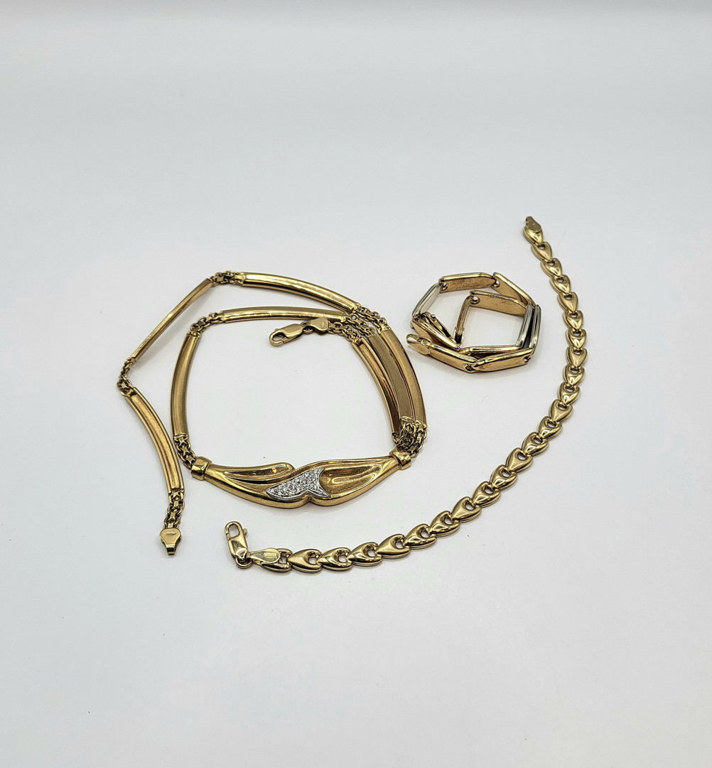 Due bracciali e collana in oro diamantini 