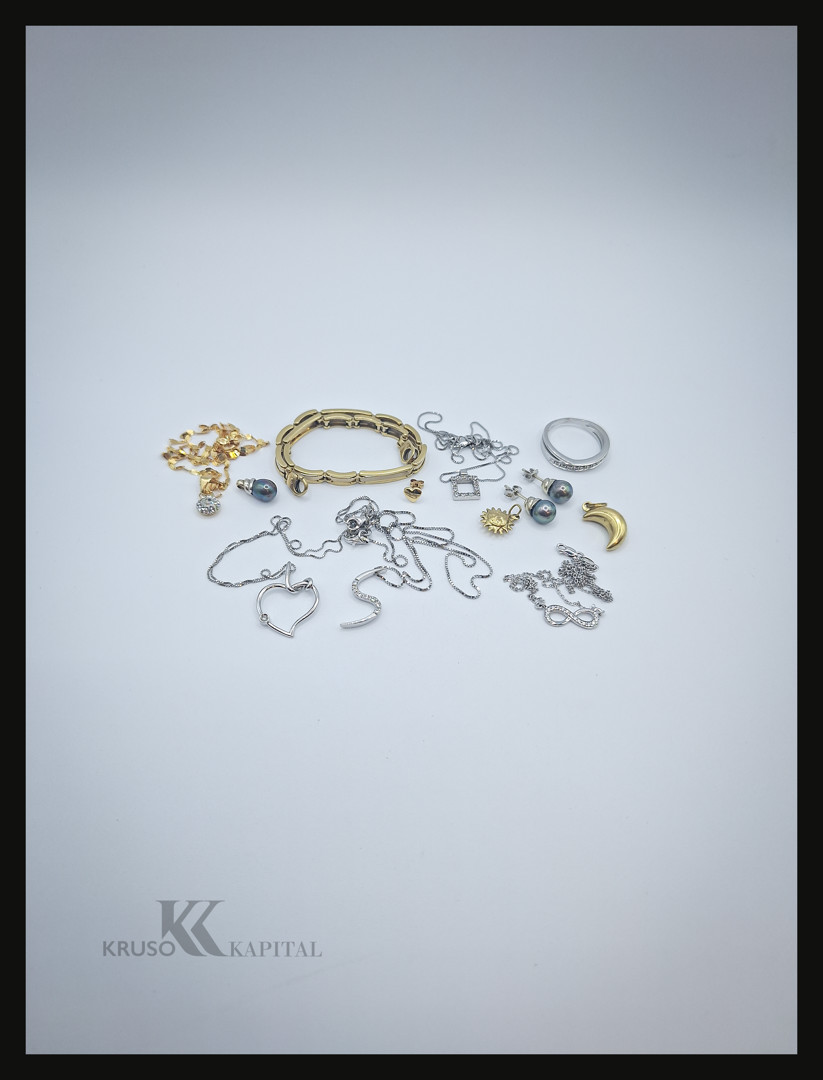 Vari oggetti in oro pietre diamantini perle 