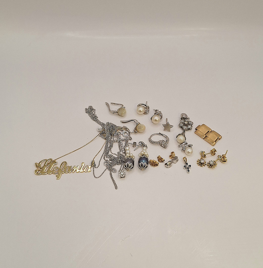 Vari oggetti in oro diamantini pietre perle 