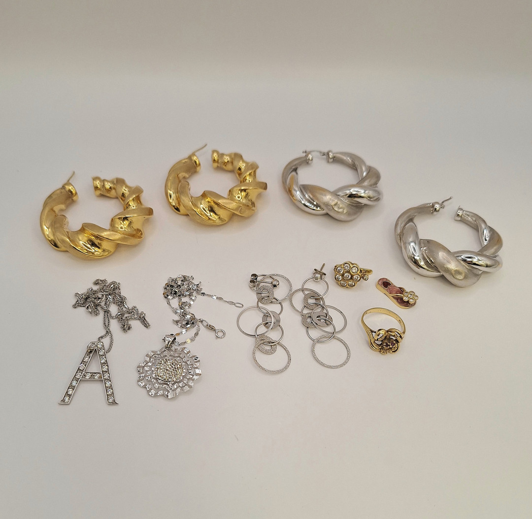 Vari oggetti in oro pietre