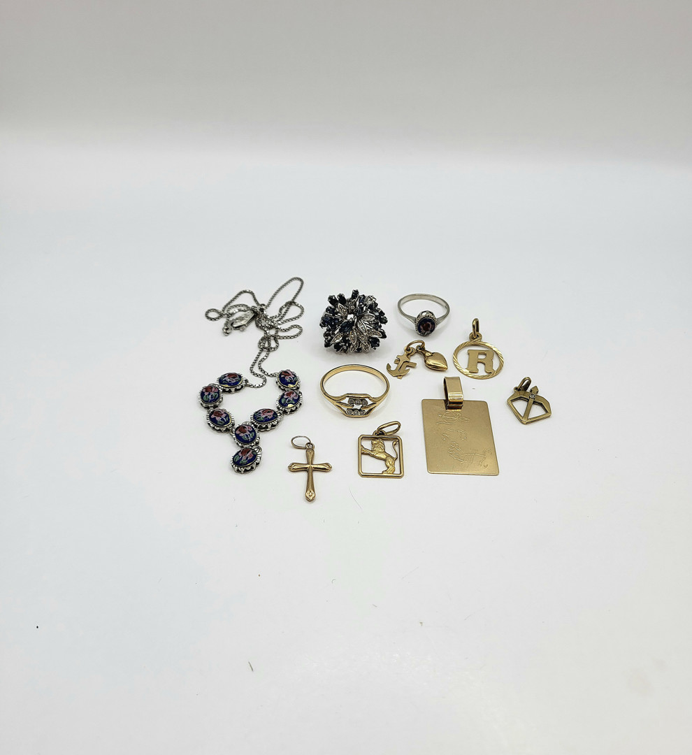 Vari oggetti oro pietre smalti