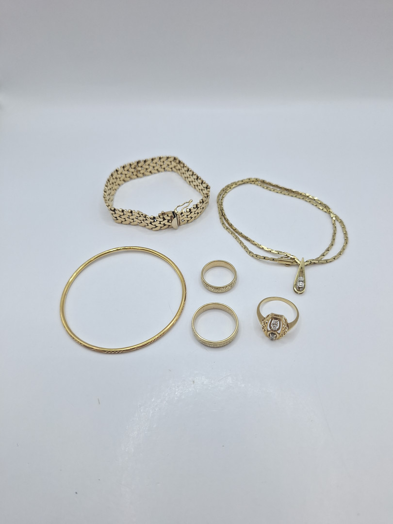 Vari oggetti oro diamanti