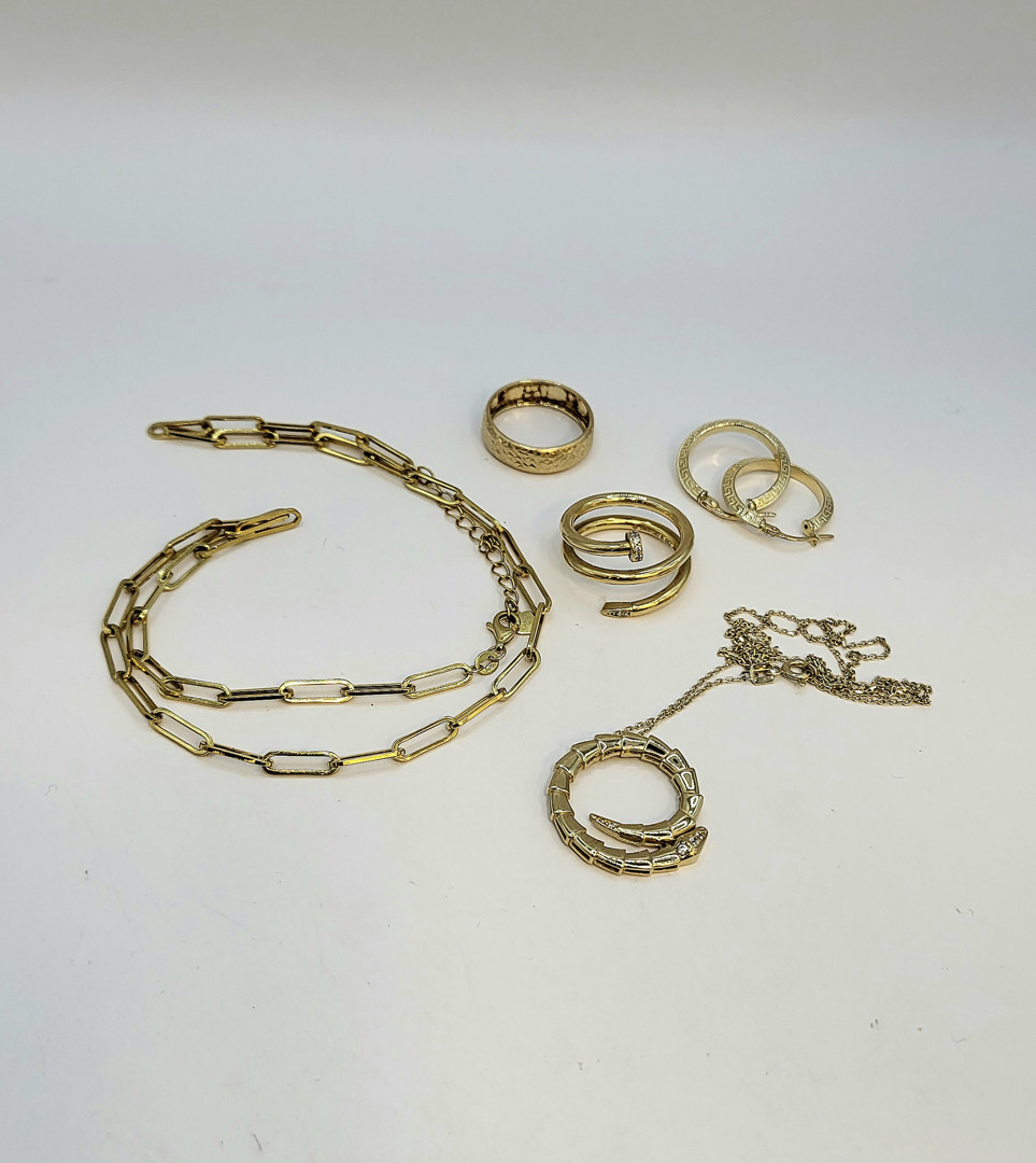 Vari oggetti in oro pietre 