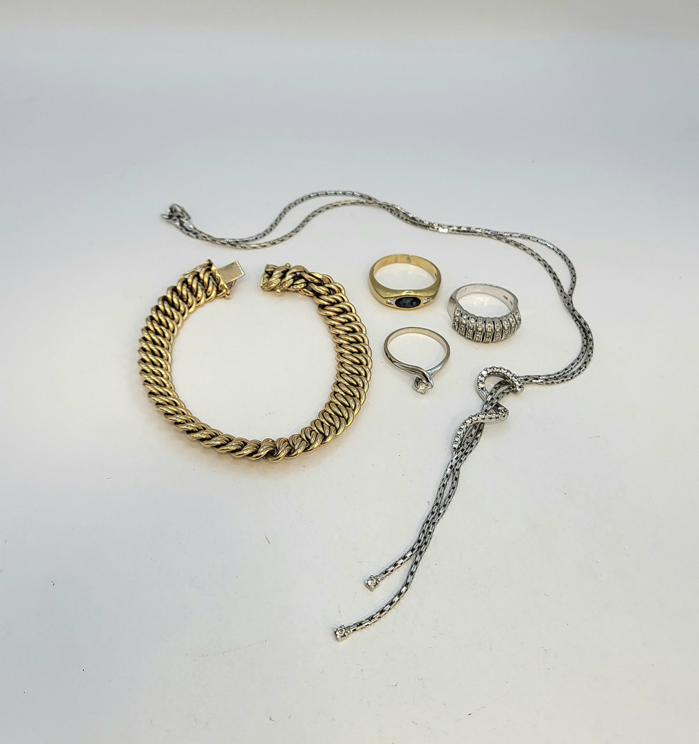 Vari oggetti oro pietre diamantini 