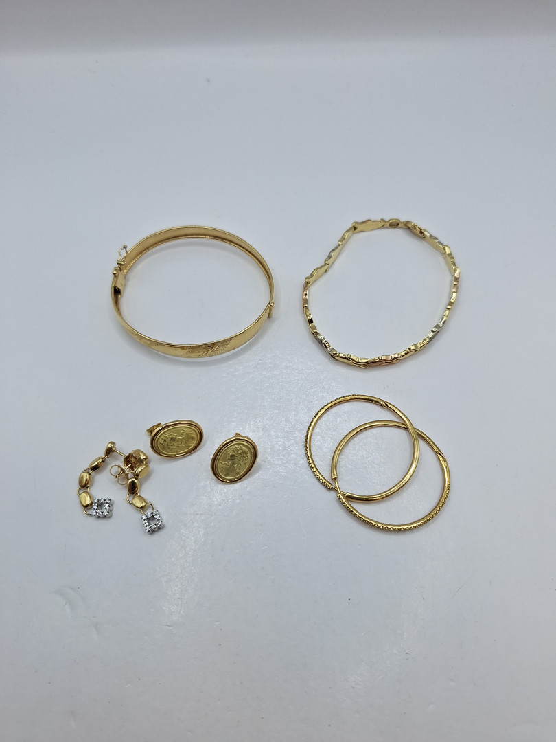 Vari oggetti in oro pietre 