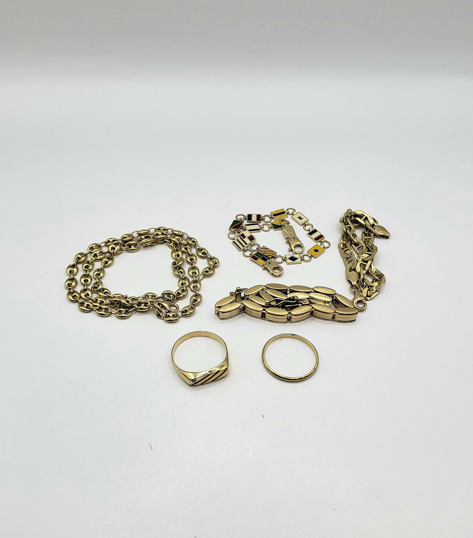 Vari oggetti oro pietre smalti