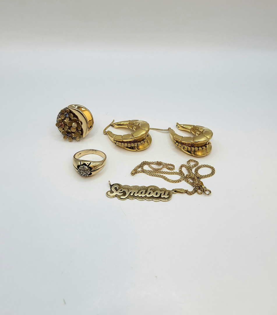 Vari oggetti oro pietre diamanti