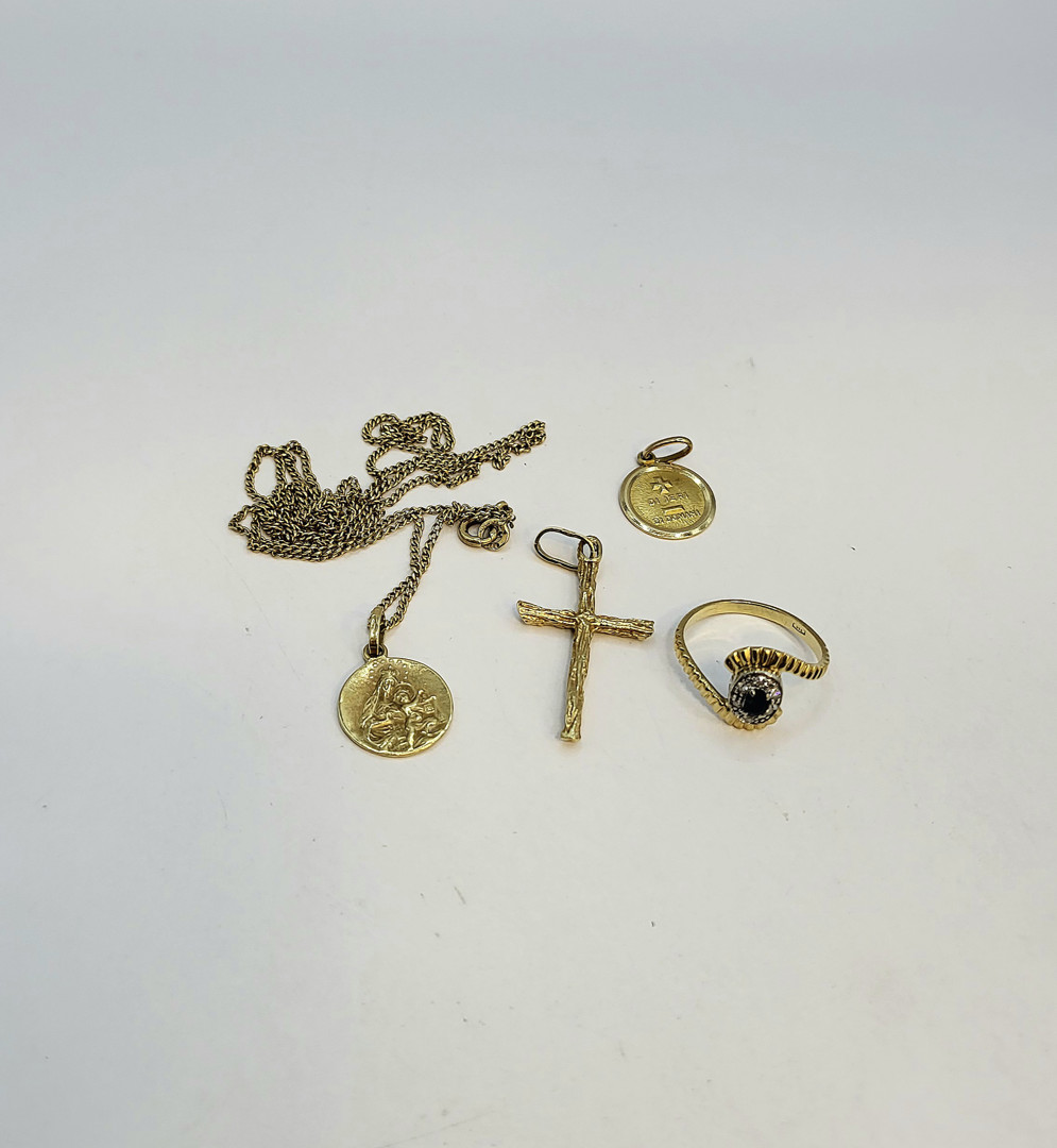 Vari oggetti in oro pietre diamantini 