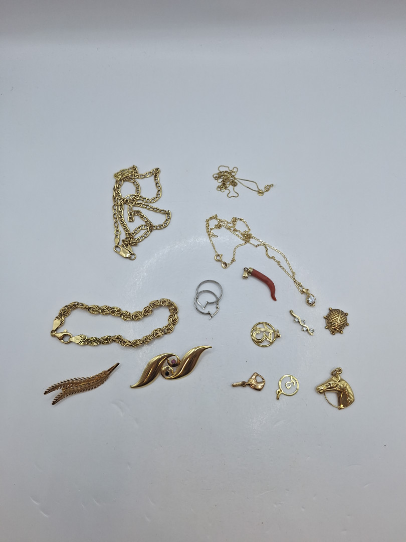 Vari oggetti in oro pietre 