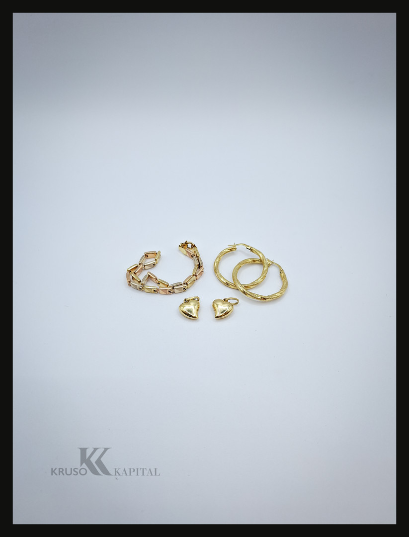 Bracciale un paio di orecchini e due ciondoli in oro 