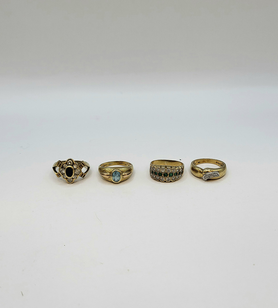 Quattro anelli oro pietre