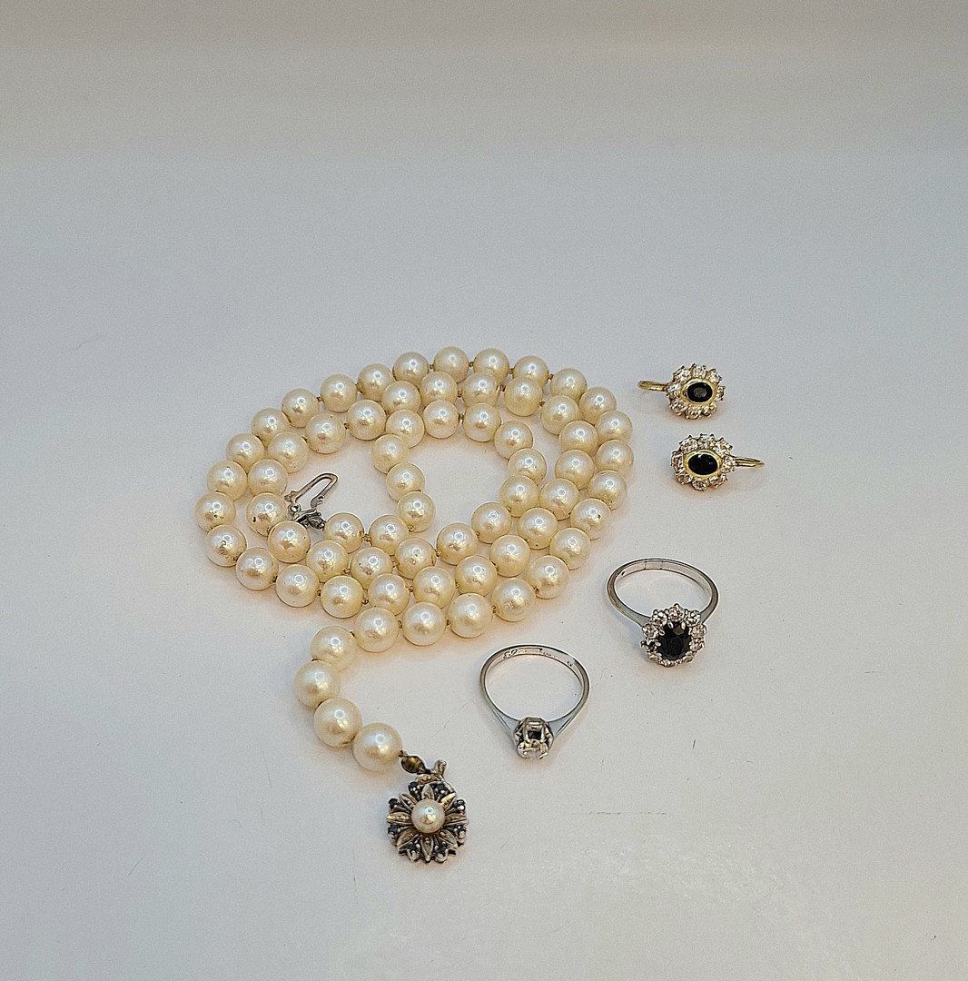 Vari oggetti oro pietre diamanti perle